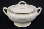 Royal Doulton, England. Uma sopeira em porcelana inglesa esmaltada na cor branca, com frisos em ouro. Manufatura no verso. Medindo: 20 x 31 x 23 cm. Apresenta leves manchas. 