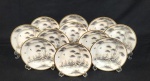 Porcelana japonesa, dita `casca de ovo`. Onze pratos para sobremesa em porcelana esmaltada, com delicada pintura manual em policromia e filetes em ouro. Medindo: 18,5 cm. Um com bicado. 