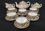 Porcelana chinesa. Serviço para chá em porcelana esmaltada, decorada com dragões, flores e arabescos orientais em policromia, marcado com selo vermelho na base. Composto por bule, leiteira, açucareiro e seis pires para chá. Manufatura no verso. Medindo: 14 x 21 x 17 cm, 11 x 17 x 12 cm e 8 x 12 x 14 cm.