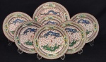 Porcelana chinesa. Conjunto para sobremesa em porcelana esmaltada, decorada com dragões, flores e arabescos orientais em policromia, marcado com selo vermelho na base. Composto por um prato para bolo e seis pratos para sobremesa. Manufatura no verso. . Medindo: 23 cm e 18 cm.