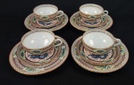 Porcelana chinesa. Conjunto de quatro trios para chá em porcelana esmaltada, decorados com dragões, flores e arabescos orientais em policromia, marcado com selo vermelho na base. Composto por quatro xícaras com seus respectivos pires e quatro pratos para sobremesa. Manufatura no verso. Medindo: 18 cm. Observação: Uma xícara apresenta imperceptível bicado na borda.