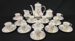Limoges, France. Serviço para café em porcelana francesa esmaltada na cor branca, decorado com flores e ramagens em policromia. Composto por doze xícaras com seus respectivos pires, um bule, uma cremeira e um açucareiro. Manufatura no verso. Medindo: 24 cm de altura (bule), 25 cm (açucareiro) e 15 cm (cremeira).