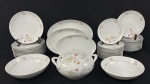 Schmidt. Aparelho de jantar em porcelana esmaltada na cor branca, decoração floral em policromia, composto de sopeira, legumeira, saladeira, 3 travessas, 11 pratos rasos, 11 fundos e 12 pratos para sobremesa. Um prato fundo com minúsculo bicadinho na borda. Total de 40 peças. Medida da sopeira 16x28x23cm.