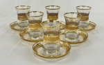 Turquia. Seis copos com respectivos pires para chá turco, em vidro translúcido com decoração em ouro. Medindo: 8 x 5 cm e 10 cm.