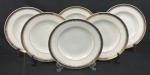 Mauá. Seis pratos fundos em porcelana esmaltada, decoração com friso preto e detalhes em dourado. Manufatura no verso. Med. 3 x 25 cm. 