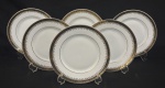Mauá. Seis pratos para sobremesa em porcelana esmaltada, decoração com friso preto e detalhes em dourado. Manufatura no verso. Med. 19 cm diâm. 