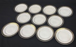 Mauá. Onze pratos para pão em porcelana esmaltada, decoração com friso preto e detalhes em dourado. Manufatura no verso. Med. 16 cm diâm. 
