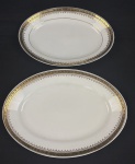 Mauá. Duas travessas em porcelana esmaltada, decoração com friso preto e detalhes em dourado. Manufatura no verso. Med. 25 x 18 cm e 29 x 20 cm.
