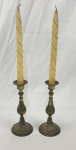 Par de castiçais em metal dourado, ricamente cinzelado. Acompanha velas. Alt. 20cm.
