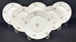 Seis pratos de sobremesa em porcelana da República Tcheca, esmaltados na cor branca, decoração floral policroma e filetes em ouro, bordas com ramos em relevo.120