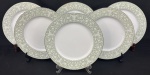 Sango China, Japão. Seis pratos rasos em porcelana japonesa esmaltada na cor branca, decoração floral sobre fundo verde e filetes em prata. Manufatura no verso. Med. aprox. 27 cm diâm. 