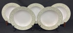 Sango China, Japão. Cinco pratos fundos em porcelana japonesa esmaltada na cor branca, decoração floral sobre fundo verde e filetes em prata. Manufatura no verso. Medindo: 3 x 21 cm. 