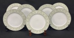 Sango China, Japão. Sete pratos de sobremesa em porcelana japonesa esmaltada na cor branca, decoração floral sobre fundo verde e filetes em prata. Manufatura no verso. Medindo: 19 cm. 