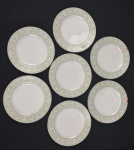 Sango China, Japão. Sete pratos para pão em porcelana japonesa esmaltada na cor branca, decoração floral sobre fundo verde e filetes em prata. Manufatura no verso. Medindo; 17 cm. 2 com bicado.