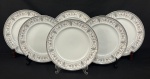 Porcelana Real, Brasil, década de 1960/70. Seis pratos rasos em porcelana esmaltada, decoração com rica guirlanda floral nas tonalidades cinza e rosa. Manufatura no verso. Med. 25 cm diâm. 