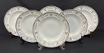 Porcelana Real, Brasil, década de 1960/70. Seis pratos fundos em porcelana esmaltada, decoração com rica guirlanda floral nas tonalidades cinza e rosa. Manufatura no verso. Med. 23 cm diâm.