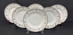 Porcelana Real, Brasil, década de 1960/70. Seis pratos fundos em porcelana esmaltada, decoração com rica guirlanda floral nas tonalidades cinza e rosa. Manufatura no verso. Med. 23 cm diâm. Um com bicado. 