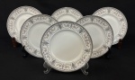Porcelana Real, Brasil, década de 1960/70. Seis pratos para sobremesa em porcelana esmaltada, decoração com rica guirlanda floral nas tonalidades cinza e rosa. Manufatura no verso. Med. 19 cm diâm. 