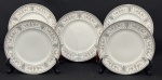 Porcelana Real, Brasil, década de 1960/70. Cinco pratos para sobremesa em porcelana esmaltada, decoração com rica guirlanda floral nas tonalidades cinza e rosa. Manufatura no verso. Med. 19 cm diâm. 