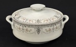Porcelana Real, Brasil, década de 1960/70. Sopeira em porcelana esmaltada, decoração com rica guirlanda floral nas tonalidades cinza e rosa. Manufatura no verso. Medindo: 15 x. 25 x 20 cm.