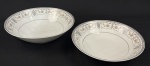 Porcelana Real, Brasil, década de 1960/70. Duas saladeiras redondas fundas em porcelana esmaltada, decoração com rica guirlanda floral nas tonalidades cinza e rosa. Manufatura no verso. Medindo: 6 x 25 cm e 6 x 22 cm 
