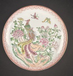 Prato em porcelana chinesa esmaltada, decorado com pássaro e flores em rica policromia, composição de inspiração oriental com delicados detalhes florais. Marca na base. Med. 24 cm diâm.