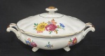 Hutschenreuther, Bavária, década de 1930. Sopeira em porcelana esmaltada, decoração floral policroma e frisos em ouro sobre fundo branco. Manufatura no verso. Medindo:  15 x 20 x 30 cm. 