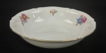 Hutschenreuther, Bavária, década de 1930. Saladeira em porcelana esmaltada, decoração floral policroma e frisos em ouro sobre fundo branco. Manufatura no verso. Medindo: 6 x 26 cm.