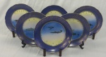 Porcelana Real. Seis pratos rasos em porcelana nacional esmaltada, decoração com peixes em policromia sobre fundo branco e azul, ricamente realçada a ouro. Bordas ornamentadas em azul cobalto com delicados motivos em ouro. Manufatura no verso. Medindo 24 cm.
