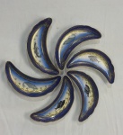 Porcelana Real. Seis espinheiras no feitio meia-lua em porcelana nacional esmaltada, decoração com peixes em policromia sobre fundo branco e azul, ricamente realçada a ouro. Bordas ornamentadas em azul cobalto com delicados motivos em ouro. Manufatura no verso. Medindo: 20 x 7 cm.