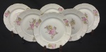Rio Branco. Seis pratos rasos em porcelana esmaltada, decoração com buquê de flores policromas e frisos em ouro sobre fundo branco. Manufatura no verso. Medindo: 24 cm. Leves desgastes.