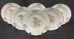 Rio Branco. Seis pratos fundos em porcelana esmaltada, decoração com buquê de flores policromas e frisos em ouro sobre fundo branco. Manufatura no verso. Medindo: 4 x 22,5 cm.