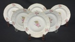 Rio Branco. Seis pratos para sobremesa em porcelana esmaltada, decoração com buquê de flores policromas e frisos em ouro sobre fundo branco. Manufatura no verso. Medindo: 19,5 cm. 