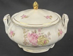 Rio Branco. Sopeira em porcelana esmaltada, decoração com buquê de flores policromas e frisos em ouro sobre fundo branco. Puxador da tampa colado. Manufatura no verso. Medindo: 17 x 25 x 23 cm