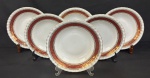 Steatita. Seis pratos fundos em porcelana nacional esmaltada, decoração com larga faixa na tonalidade vinho, enriquecida por minuciosos ornamentos geométricos e arabescos, ricamente realçados a ouro, sobre fundo branco. Manufatura no verso. Medindo; 4 x 23 cm.