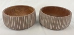 Conjunto de cachepôs em barro cozido, medindo aprox. 6 x 14 cm cada. Apresentam marcas naturais do tempo e/ou de uso, compatíveis com sua condição. 