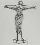 Escultura de parede executada em metal esmaltado, representando Jesus Cristo crucificado, medindo aproximadamente 73 x 43 cm.