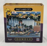 Dowdle Folk Art – divertido quebra-cabeça, made in USA, com 500 (quinhentas) peças, retratando a cidade de Salt Lake City. Acompanha pôster de referência com a arte final e caixa original em formato de livro antigo. Nunca usado. 