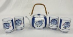 Serviço de Chá japonês em Porcelana, séc. XX. Composto por bule com tampa e alça em rattan trançado e quatro xícaras tipo yunomi, com decoração floral em azul cobalto e detalhes em rosa, além de filetes azuis concêntricos.