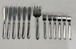Conjunto para Peixe Meridional composto por 6 facas (19,5 cm), 6 garfos (17 cm) e 1 talher de servir (20 cm). Estado impecável, sem uso.  