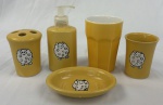 Conjunto para banheiro em cerâmica vitrificada e esmaltada, composto por 5 (cinco) peças, sendo; 1 (uma) saboneteira (3 x 13 x 9,5 cm); 1 (um) porta-sabonete líquido (14 x 6,5 cm); 1 (um) porta-objetos (12 x 8 cm); 1 (um) porta-escovas (9 x 7 cm) e 1 (um) porta-objetos (9 x 7 cm). Apresenta sinais de uso e marcas do tempo.