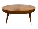 Mesa de Centro Modernista. Anos 50. Circular em madeira nobre, com tampo em marchetaria formando quatro quadrantes simétricos que destacam os veios naturais. Base com quatro pés palito torneados e levemente angulados, típicos do design brasileiro de meados do século XX. Medindo; 35 x 79cm.
