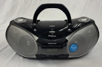 Aparelho Boombox Philco, modelo PH229N. Popular no Brasil no final dos anos 2000 e início de 2010.Reproduz CD, CD-R/RW e MP3. Possui entrada USB para pen drives e entrada para cartões de memória SD/MMC. Sintonizador AM/FM estéreo com antena telescópica. Funcionando.