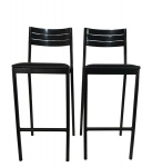 Tok&Stok - Par de banquetas altas, comumente utilizadas em bancadas de cozinha, bares ou áreas gourmet. Este modelo específico é amplamente conhecido como Banqueta Cléo, comercializado pela Tok&Stok. Possui um estilo industrial e minimalista. Encosto: caracterizado por três aberturas horizontais paralelas. Assento estofado e revestido em material sintético. Medindo: 100 x38 x 36 cm.
