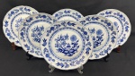 Steatita, padrão `Cebolinha`. Seis pratos rasos em porcelana esmaltada na cor branca, com rica decoração em azul. Manufatura no verso. Medindo: 24 cm. 