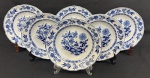 Steatita, padrão `Cebolinha`. Seis pratos fundos em porcelana esmaltada na cor branca, com rica decoração em azul. Manufatura no verso. Medindo; 3,5 x 23 cm.