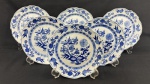 Steatita, padrão `Cebolinha`. Seis pratos para sobremesa em porcelana esmaltada na cor branca, com rica decoração em azul. Manufatura no verso. Medindo: 19 cm. 