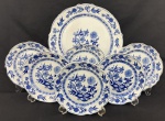 Steatita, padrão `Cebolinha`. Conjunto para sobremesa, prato para bolo e 6 pratos para sobremesa em porcelana esmaltada na cor branca, com rica decoração em azul. Manufatura no verso. Medindo: 19 cm e 31,5 cm. 
