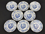 Steatita, padrão `Cebolinha`.  Oito pratos para pão em porcelana esmaltada na cor branca, com rica decoração em azul, sendo um exemplar da manufatura Schmidt. Manufatura no verso. Medindo: 15 cm. 
