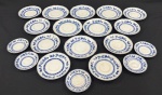 Steatita, padrão `Cebolinha`. Dezenove pires em porcelana esmaltada na cor branca, com rica decoração em azul. Sendo 6 medindo: 16,5 cm, 8 medindo; 14 cm e 5 medindo ; 10 cm. Manufatura no verso. 
